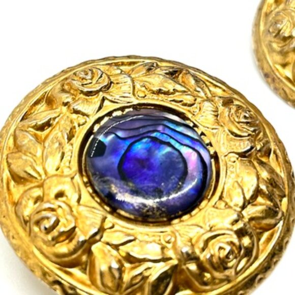 VINTAGE BUTLER ORNATE GOLD TONE LARGE DISC FLORAL EARRINGS PURPLE RESIN ROUND - Picture 10 of 15